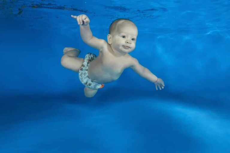 Atelier bébé nageur, parent et enfant vivent un moment de découverte et d’apprivoisement de l’eau au rythme de l’enfant. Apprendre à se coucher sur le dos, à accepter d’avoir de l’eau dans la figure, s’immerger dans l’eau sont des jeux qui vont permettre à votre enfant de découvrir le milieu aquatique. Dans chacun de ses services, Atypique et moi utilise le jeu afin d’accompagner les enfants à leurs propres rythmes.