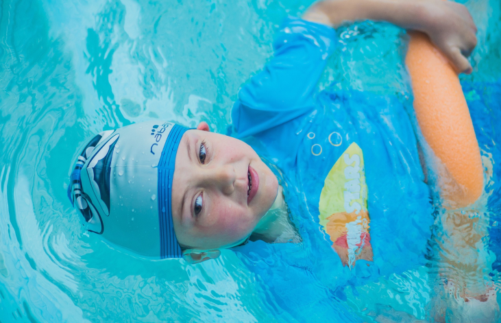 Lors des cours de natation d’accoutumance à l’eau, votre enfant découvrira la flottaison, les premières techniques de natation qui le mèneront ensuite vers l’apprentissage de la brasse, du crawl et du dos. Iel apprendra à se mettre en sécurité en cas de chute. Iel évoluera à son rythme avec l’accompagnement d’atypique et moi par le jeu.