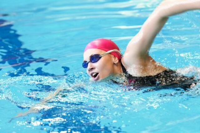 Cours de technique de natation. Votre enfant apprend les mouvements précis de chacune des nages, le crawl, la brasse et le dos. Pendant ces cours de natation, votre enfant est capable de faire des longueurs sans s’arrêter. Iel apprendra à plonger du bord du bassin, iel sait aller chercher des objets dans le fond de l’eau et remonter pour aller ensuite chercher le bord.