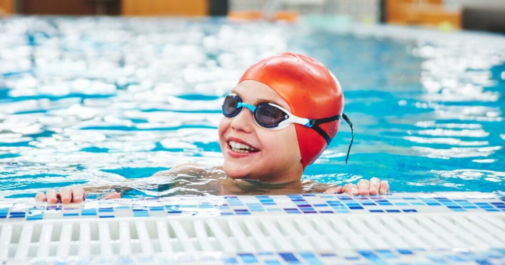 Lors des cours de bases de natation, votre enfant est à l’aise dans l’eau et découvre les premiers pas des différentes technique de natation, le plongeon ainsi que les techniques de respiration.